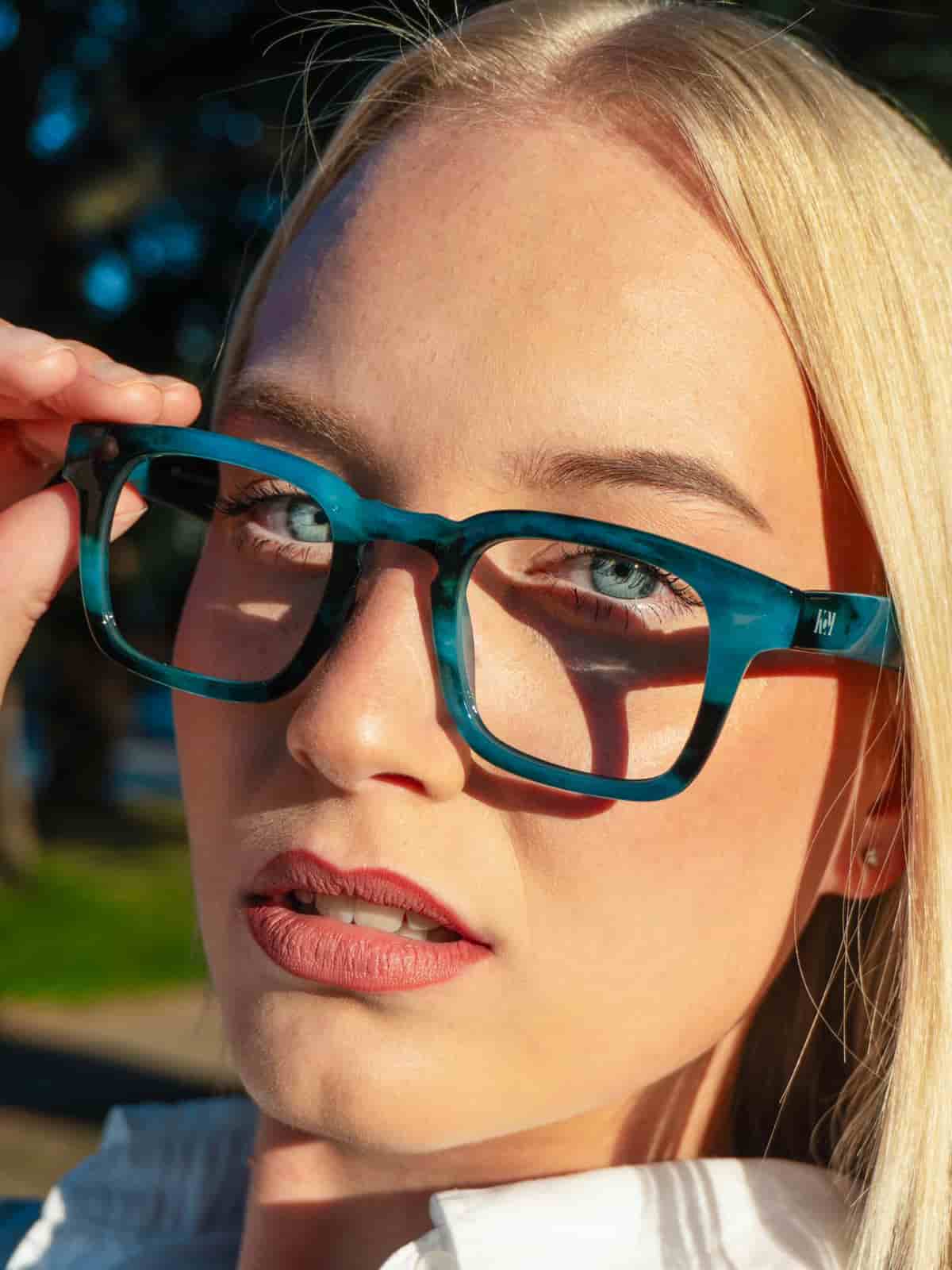 Lunettes-de-lecture-pour-voir-de-près