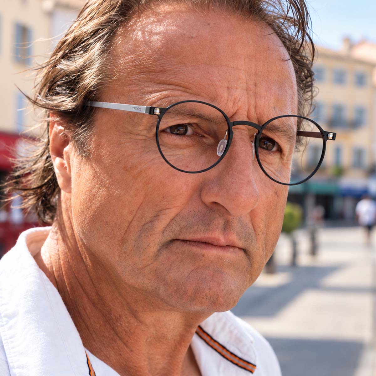 Lunettes Multi-Vision™ rondes en titane TROPZ N°11, ultra légères avec filtre anti-lumière bleue, pour voir net de près comme de loin.
TROPZ N°11 round titanium Multi-Vision™ glasses, ultra-lightweight with blue light filter, for clear vision from near to far.