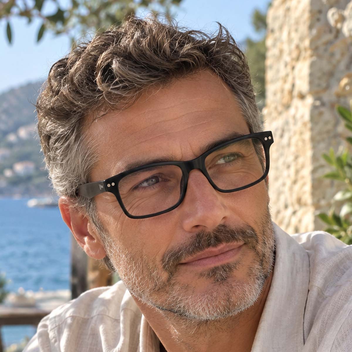 Lunettes de lecture noires pour presbytie K-EYES K11, monture rectangulaire mixte à branches larges.
Black reading glasses for presbyopia K-EYES K11, unisex rectangular frame with wide temples.