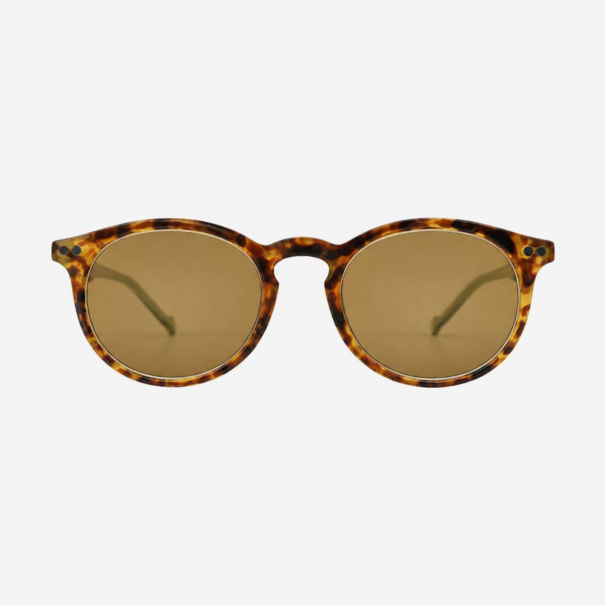 Lunettes de lecture solaires rondes, petite monture fine écaille avec branches vertes et verres teintés catégorie 2.
Round reading sunglasses, slim tortoise frame with green temples and category 2 tinted lenses.