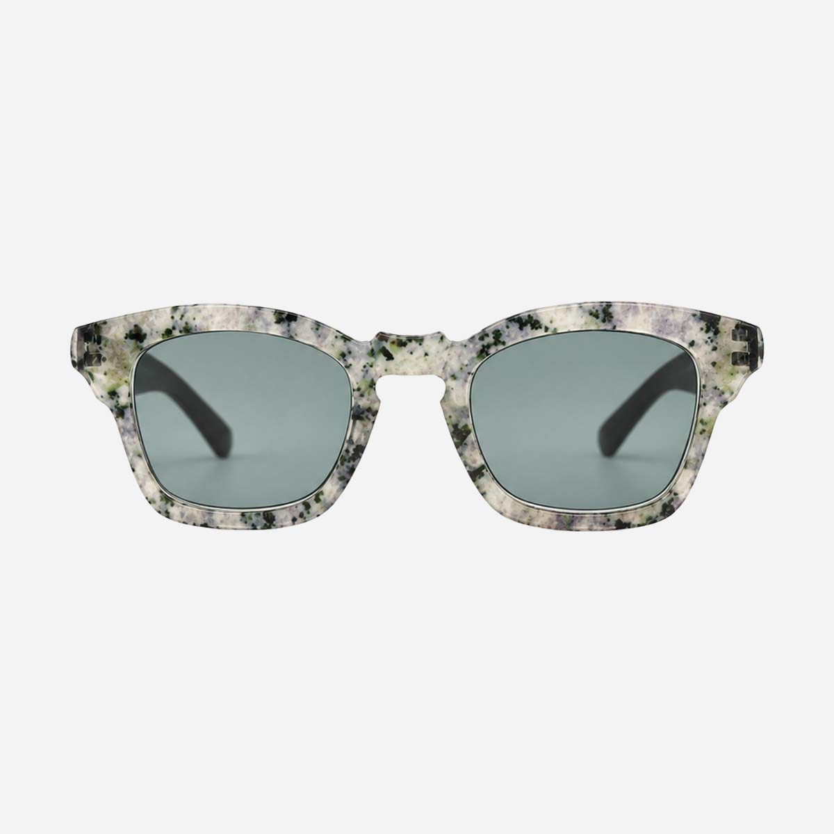 Lunettes de lecture solaires pour femme presbyte, monture marbrée verte et verres teintés, idéales pour lire au soleil en extérieur.
Women’s sun reading glasses for presbyopia with green marble frame and tinted lenses, ideal for reading outdoors in the sun.