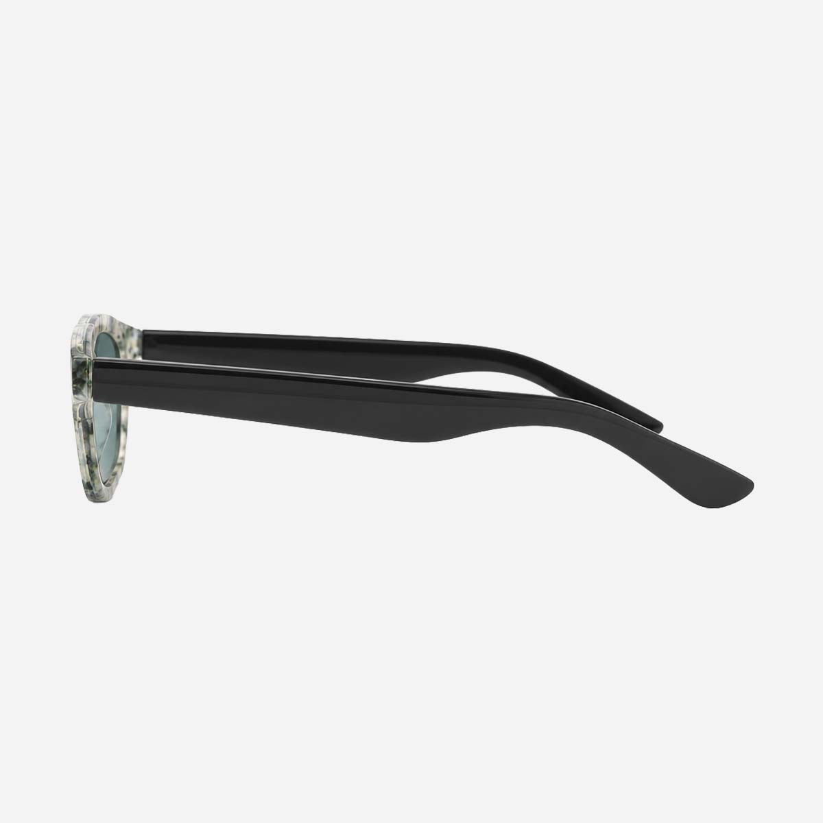 Lunettes de lecture solaires pour femme presbyte, monture marbrée verte et verres teintés, idéales pour lire au soleil en extérieur.
Women’s sun reading glasses for presbyopia with green marble frame and tinted lenses, ideal for reading outdoors in the sun.