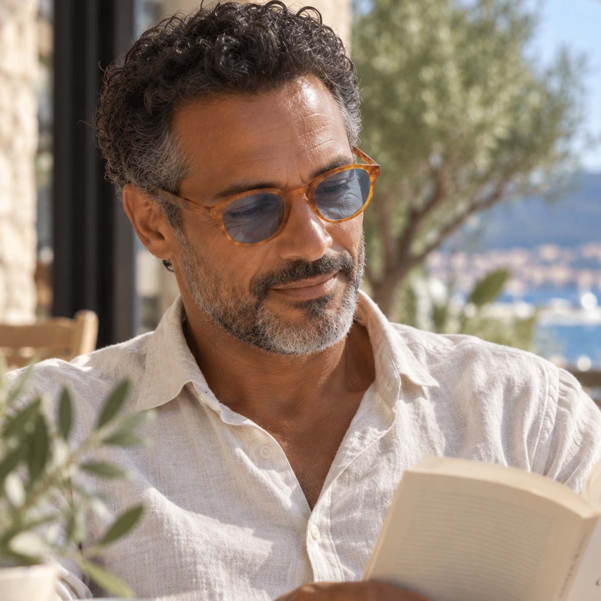 Lunettes de lecture solaires mixtes pour presbytie, avec verres teintés et protection solaire catégorie 2.
Unisex sun reading glasses for presbyopia with tinted lenses and Category 2 sun protection.
