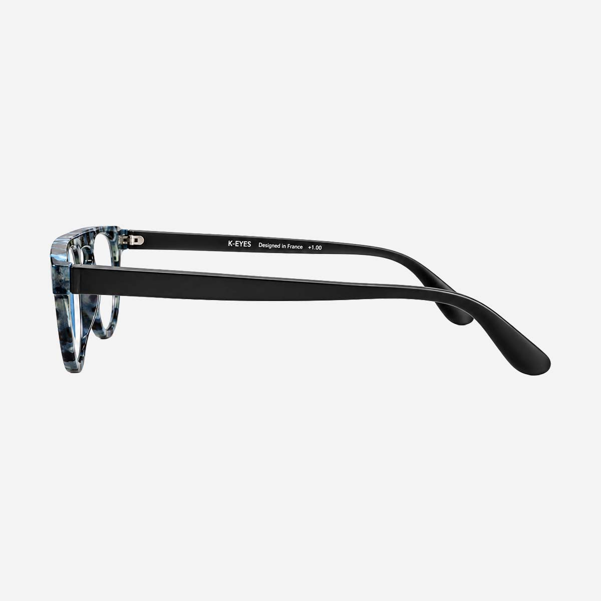 Lunettes de lecture unisexes à monture ronde, motif graphique bleu et noir.
Unisex reading glasses with a round frame featuring a blue and black graphic pattern.