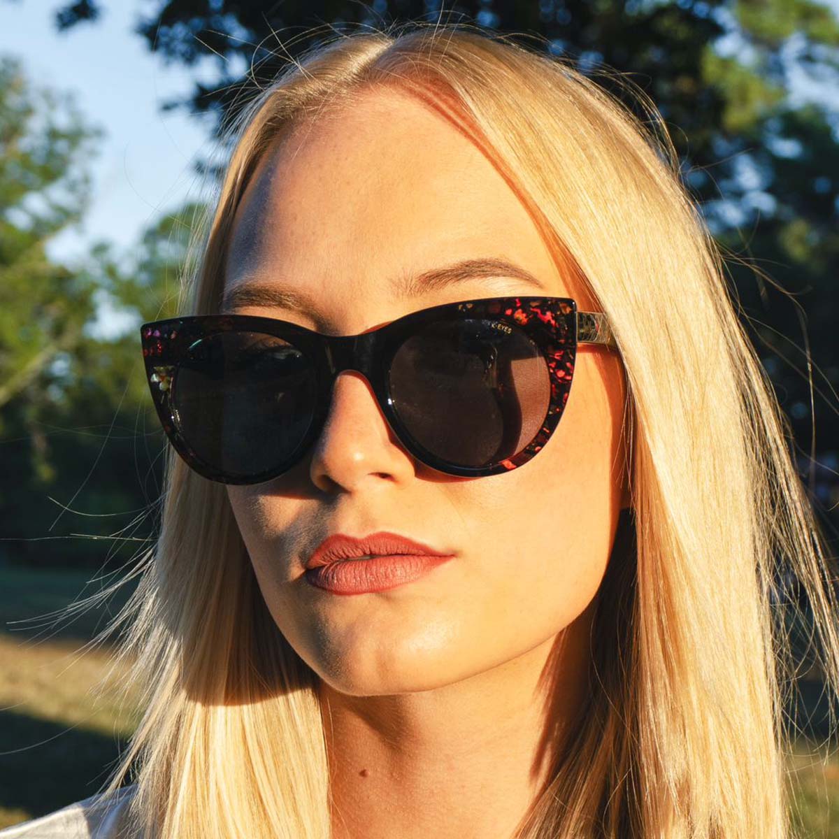 lunettes-de-soleil-femme-papillon-protection-uv-originale-noir-floral-women-sunglasses-polarised-
black-flower-K38-SP-berry