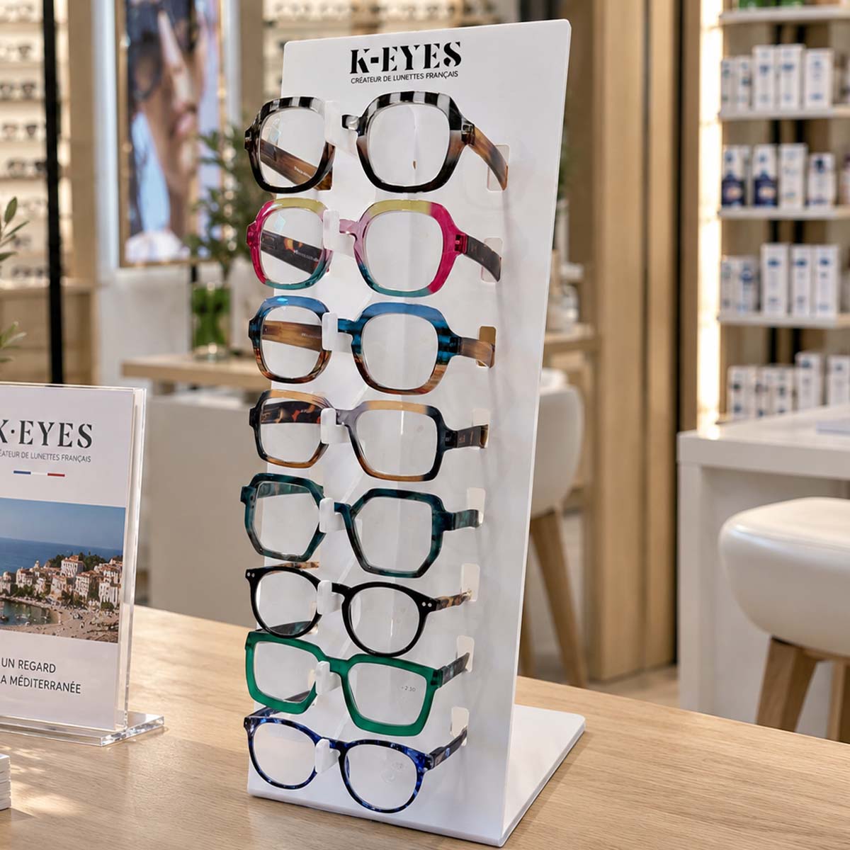 Présentoir de comptoir 8 places en plexiglas blanc pour lunettes de lecture, lunettes de soleil et lunettes anti-lumière bleue K-EYES.